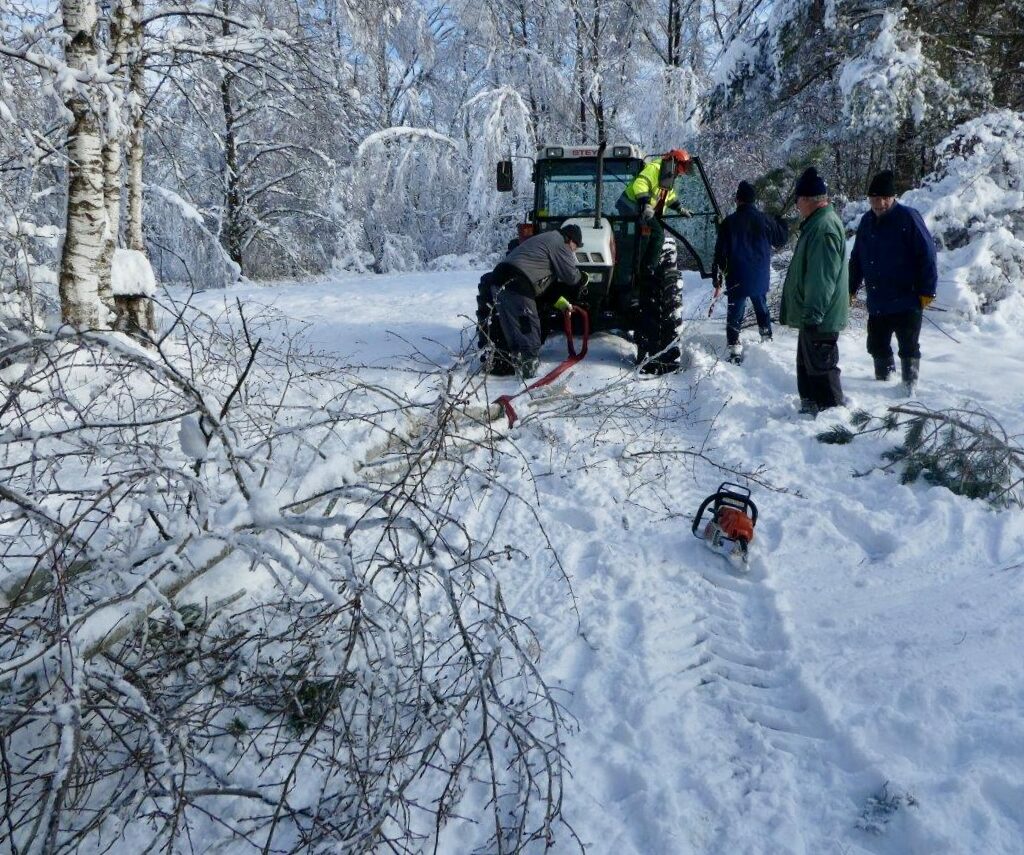 Gemeinsam gegen die Schneemassen: Einsatz des Torferneuerungsvereins Bürmoos