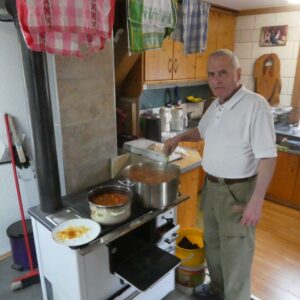 Heinz Hopfner beim Kochen