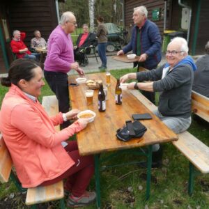 Gemütliches Beisammensitzen mit Gulasch