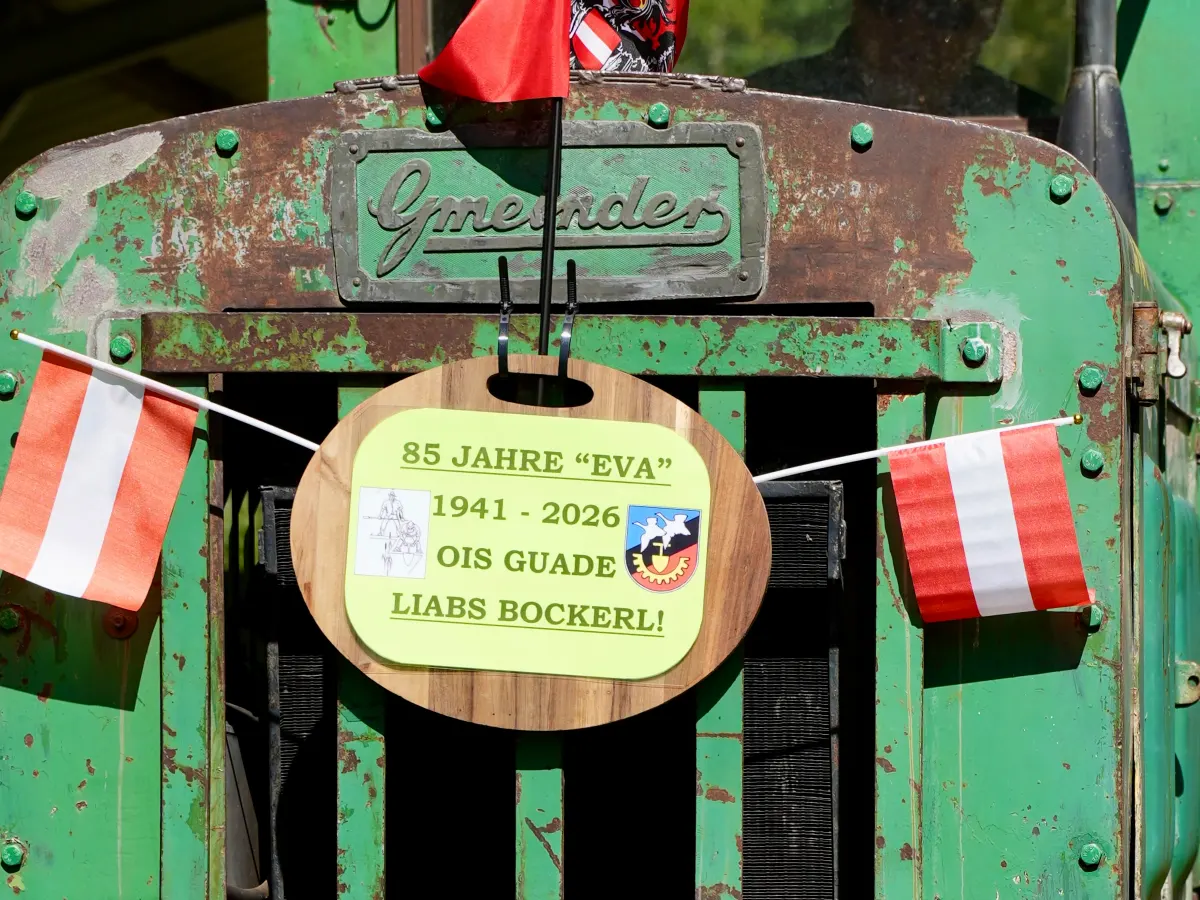 Jubiläumsschild an der Lok: 85 Jahre Eva, 1941 bis 2026