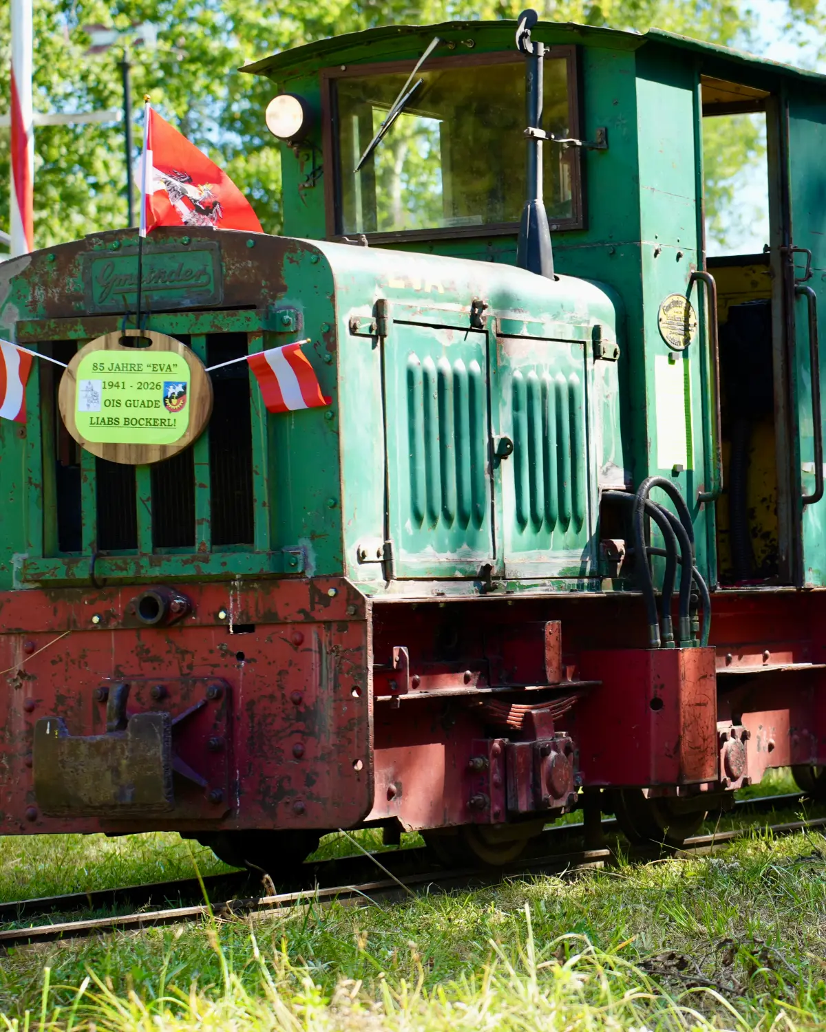 Die Lokomotive Eva der Bockerlbahn, geschmückt zum Jubiläum