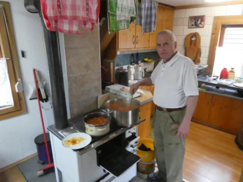 Heinz Hopfner beim Kochen