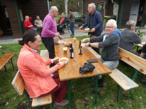 Gemütliches Beisammensitzen mit Gulasch