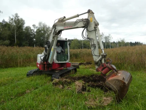 Der Bagger hebt die obere Bodenschicht ab