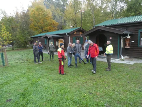 Helferinnen und Helfer sammeln sich am Morgen vor der Vereinshütte