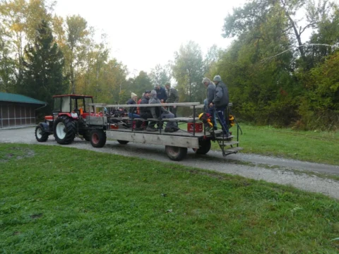 Ein Traktor mit Anhänger bringt die Mannschaft ins Moor