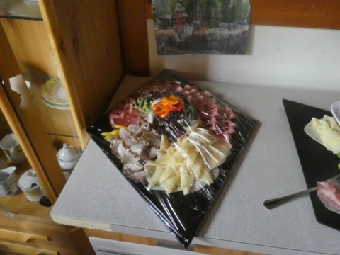 Eine Platte mit Wurst und Käse vom kalten Buffet